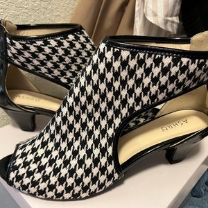 Beautiful Houndstooth Booties